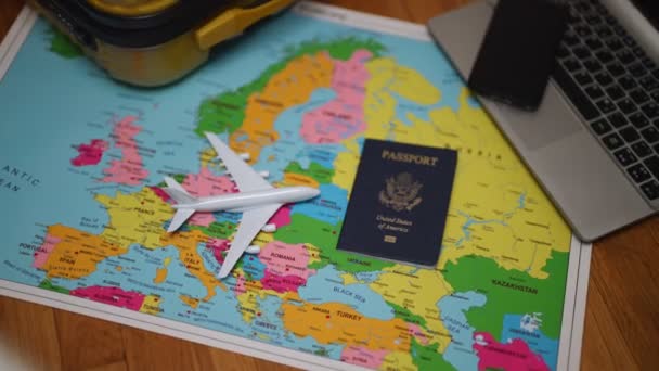 ヨーロッパ地図上のアメリカのパスポート 旅行のコンセプト — ストック動画
