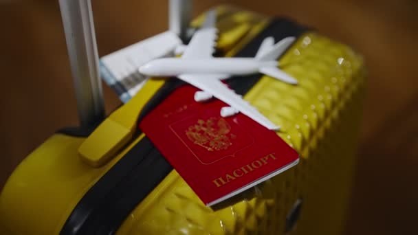 Orosz Föderációs Útlevél Utazási Bőröndön — Stock videók