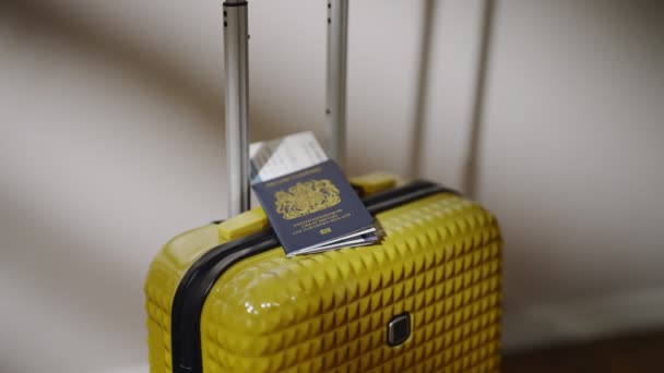 Nagy Britannia Útlevele Utazási Bőröndön — Stock videók