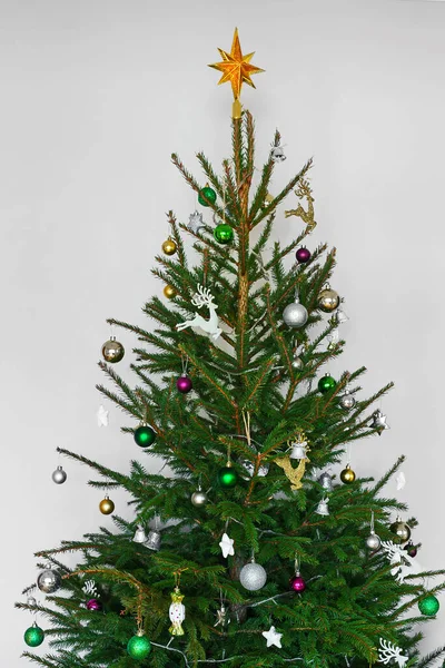 Árvore Natal Decorada Com Bolas Guirlanda — Fotografia de Stock