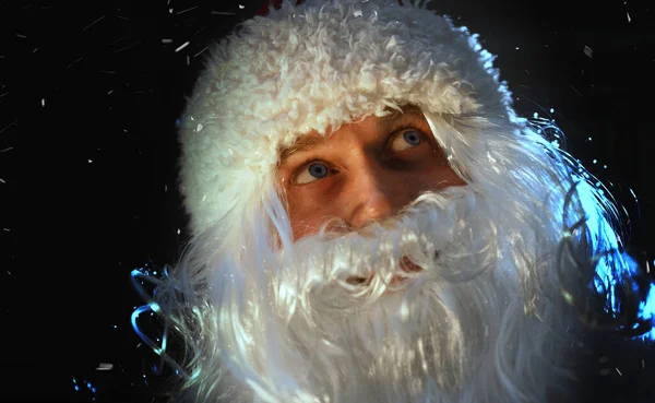Portrét Santa Clause Při Pohledu Padající Sníh — Stock fotografie
