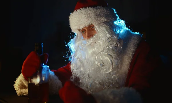 Smutný Santa Claus Pije Whisky Doma — Stock fotografie