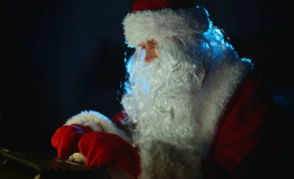 Papá Noel Está Usando Computadora Casa — Foto de Stock