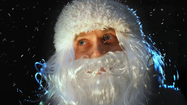 Porträt Des Weihnachtsmannes Beim Anblick Des Fallenden Schnees — Stockfoto