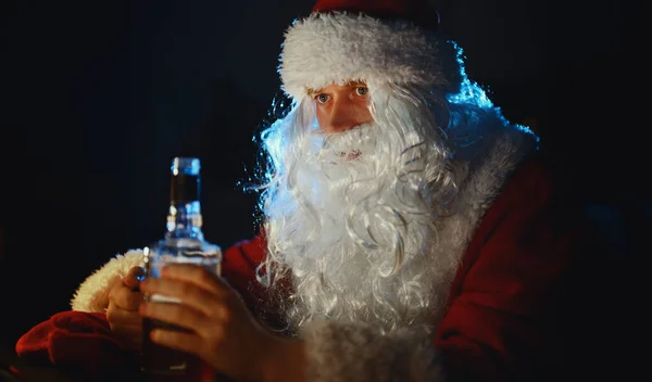 Psychologicky Vyčerpaný Santa Claus Lahví Whisky — Stock fotografie