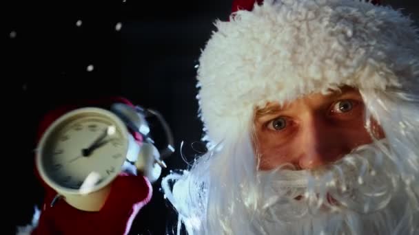 Papai Noel Mostra Que Faltam Minutos Para Ano Novo — Vídeo de Stock