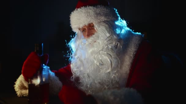 Trauriger Weihnachtsmann Trinkt Whisky Hause — Stockvideo