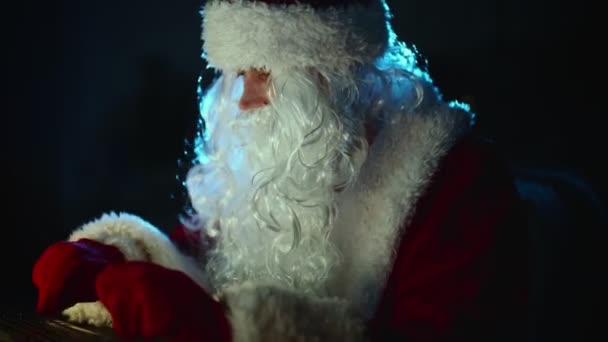 Санта Клаус Пользуется Компьютером Дома — стоковое видео