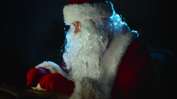 Papai Noel Está Usando Computador Casa — Vídeo de Stock