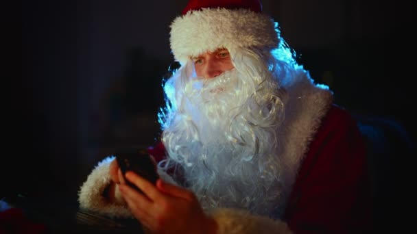 Άγιος Βασίλης Χρησιμοποιώντας Ένα Κινητό Τηλέφωνο — Αρχείο Βίντεο