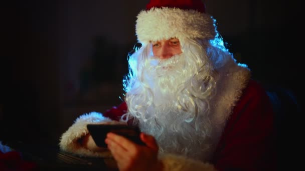 Santa Claus Met Behulp Van Een Mobiele Telefoon — Stockvideo