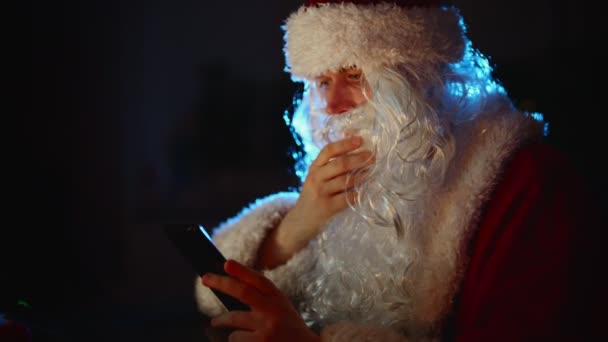 Santa Claus Att Använda Mobiltelefon — Stockvideo