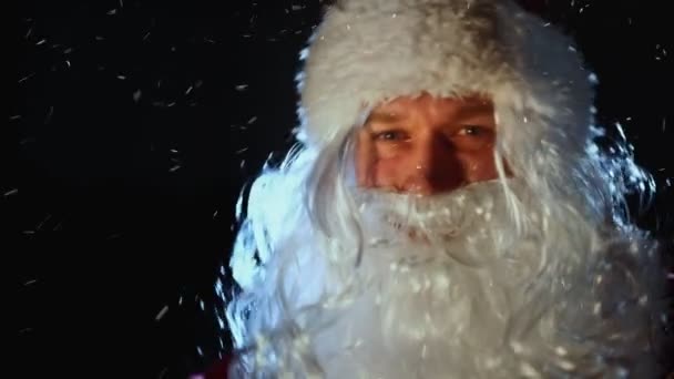 Портрет Улыбающегося Санта Клауса Падающего Снега — стоковое видео