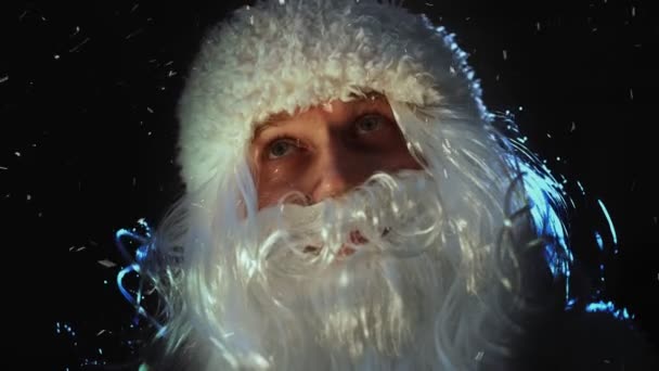 Retrato Santa Claus Mirando Nieve Que Cae — Vídeo de stock