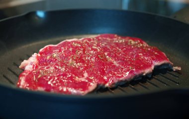 Kanlı sığır eti tavada kızartılmış..