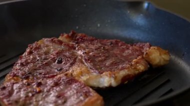 Biftek tavada kızarır..