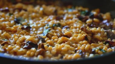 İnci arpalı altın orzotto tavada hazırlanıyor.