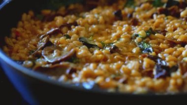 İnci arpalı altın orzotto tavada hazırlanıyor.