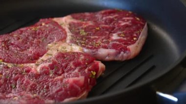 Kanlı sığır eti tavada kızartılmış..