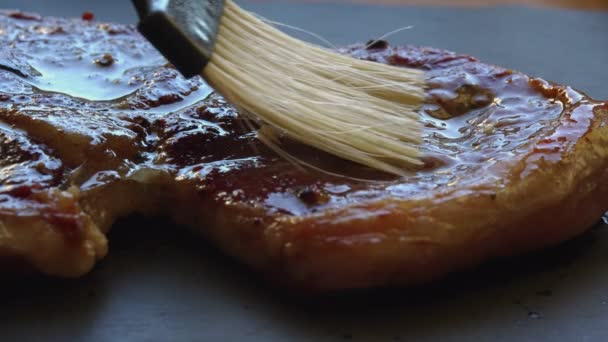 准备好的牛肉在休息时涂上黄油 — 图库视频影像