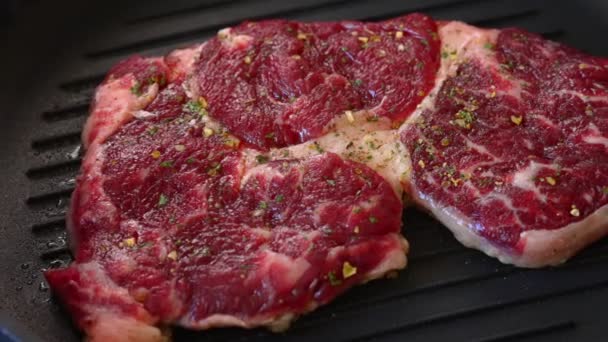피비린내나는 쇠고기 찌꺼기를 프라이팬에 튀긴다 — 비디오