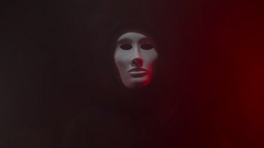 Neon arka planda kapüşonlu maskeli bir adam..