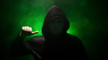 Maskeli anonim bir duyuru yapıyor..
