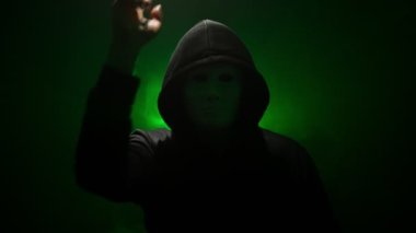 Maskeli anonim bir duyuru yapıyor..