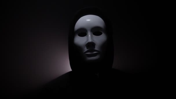 男身に着けているマスクとともにパーカー上の黒 — ストック動画