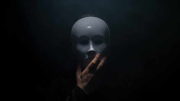 Mann Kapuzenpullover Nimmt Maske — Stockvideo