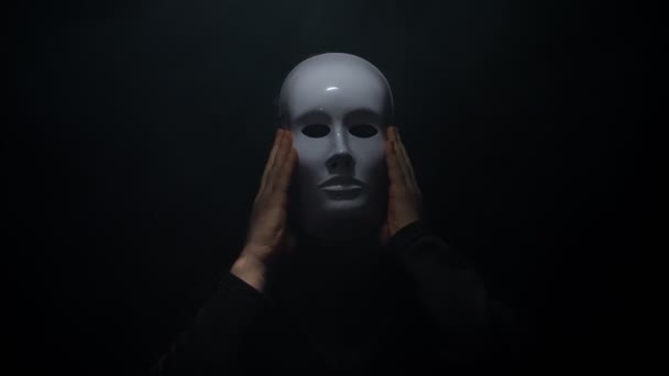Ένας Άντρας Κουκούλα Βγάζει Μάσκα Του — Αρχείο Βίντεο
