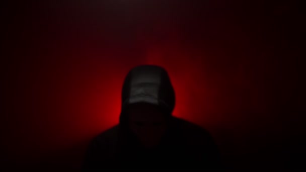 男身に着けているマスクとともにパーカー上の赤い背景 — ストック動画