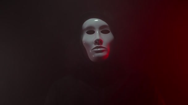 Mann Trägt Maske Mit Kapuzenpulli Auf Neon Hintergrund — Stockvideo