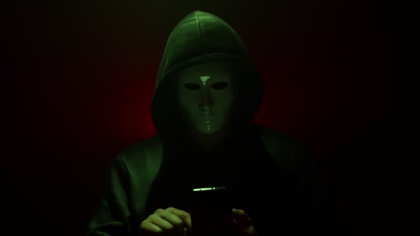 Hombre Con Máscara Con Capucha Lanza Virus Desde Teléfono Inteligente — Vídeos de Stock