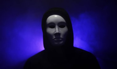 Mavi arka planda kapüşonlu maskeli bir adam..