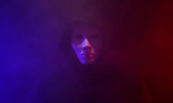 Mann Trägt Maske Mit Kapuzenpulli Auf Neon Hintergrund — Stockfoto
