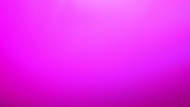 Neon kırmızı ve mavi ışık arka planda sızıntı yapıyor. 4K 'da gerçek atış..