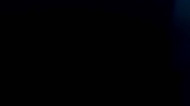 Neon mavi ışık arka planda sızıntı yapıyor. 4K 'da gerçek atış..
