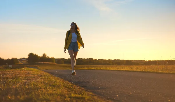 Жінка Рюкзаком Ходить Дорозі Заході Сонця — стокове фото