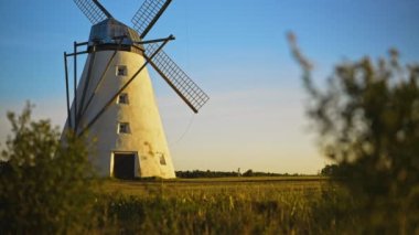 Estonya 'daki Lahemaa Ulusal Parkı' ndaki eski yel değirmeni..