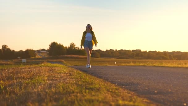 Kobieta Plecakiem Spaceruje Wzdłuż Drogi Zachodzie Słońca — Wideo stockowe