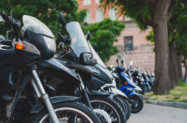 Birçok motosiklet caddeye park edildi..