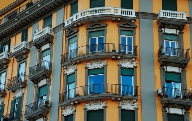 Napoli, İtalya 'da bina cephesi güncellendi.