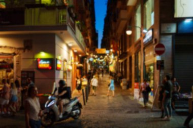 Napoli, İtalya 'da kalabalık bir akşam sokağı.