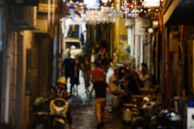 Napoli, İtalya 'da kalabalık bir akşam sokağı.