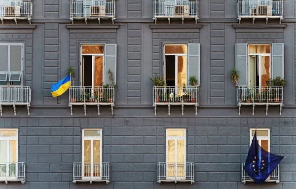 Ukrainische Flagge Auf Dem Balkon Als Zeichen Der Unterstützung Für — Stockfoto