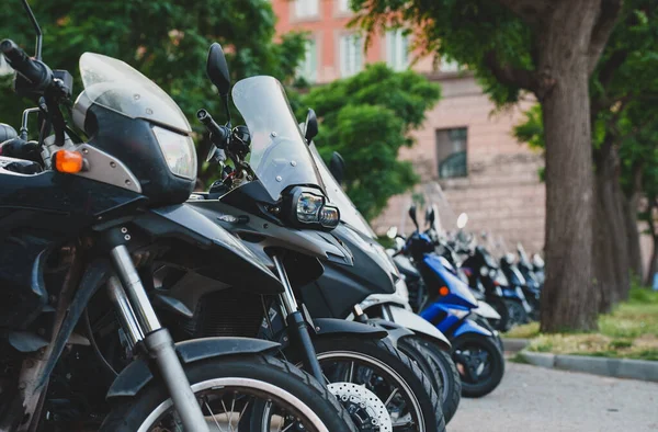 Много Мотоциклов Припарковано Улице — стоковое фото