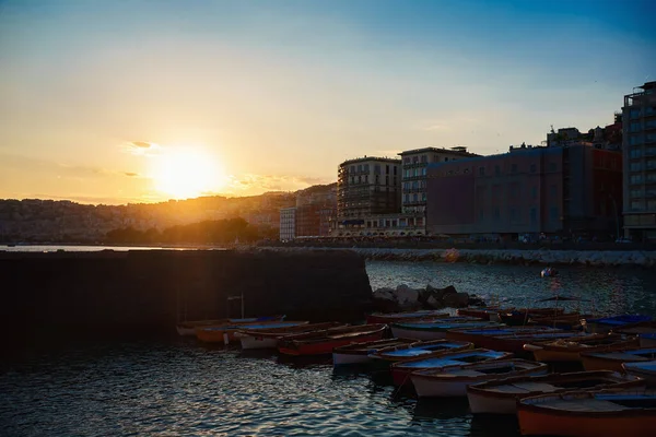 日没時の海からのナポリの景色 — ストック写真