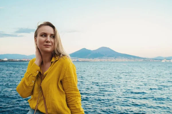 Hübsche Frau Auf Dem Hintergrund Des Vulkans Vesuv Italien — Stockfoto