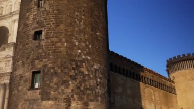Napoli, İtalya 'da bulunan Castel Nuovo veya Maschio Angioino Ortaçağ Şatosu.